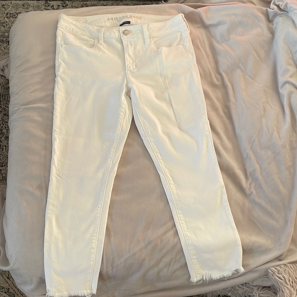 American Eagle women’s white jean crops size 8 short